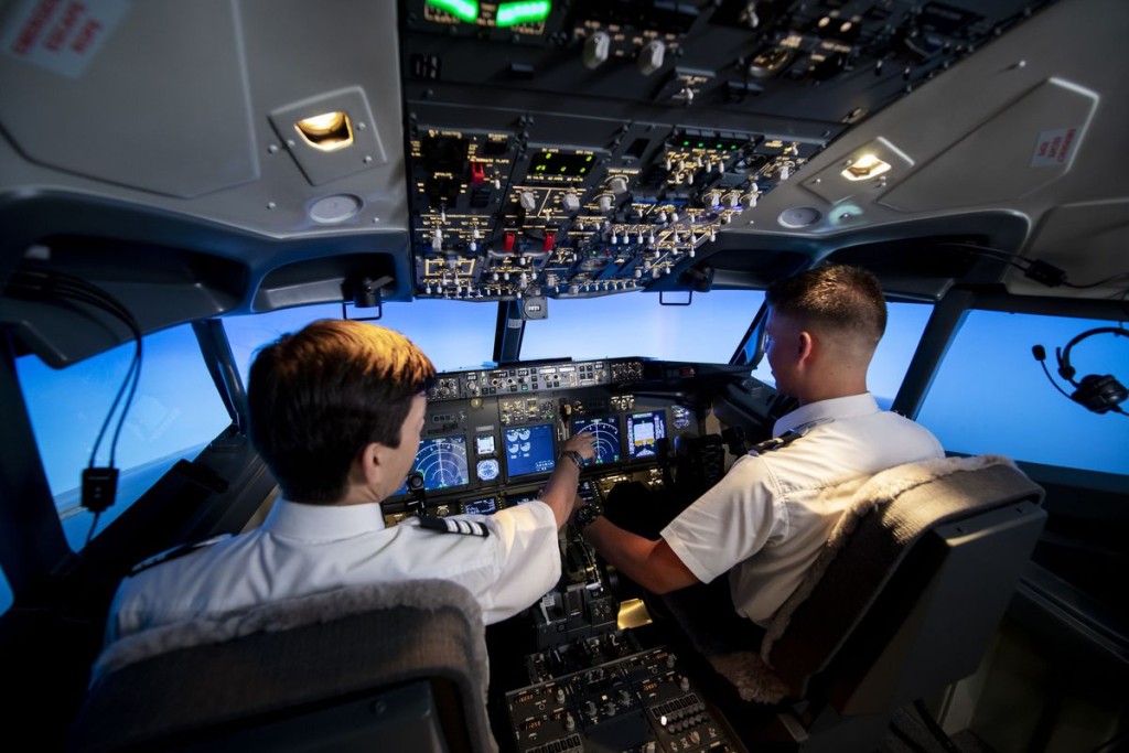 飛行模擬器還原空中巴士A320客機環境,讓有志成為飛行員的學生學習操作商用飛機。 飛行模擬器還原空中巴士A320客機環境,讓有志成為飛行員的學生學習操作商用飛機。