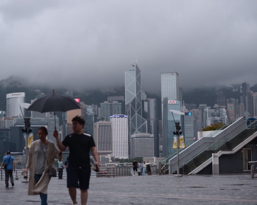 天文台預料本港地區今日多雲,有幾陣驟雨。資料圖片