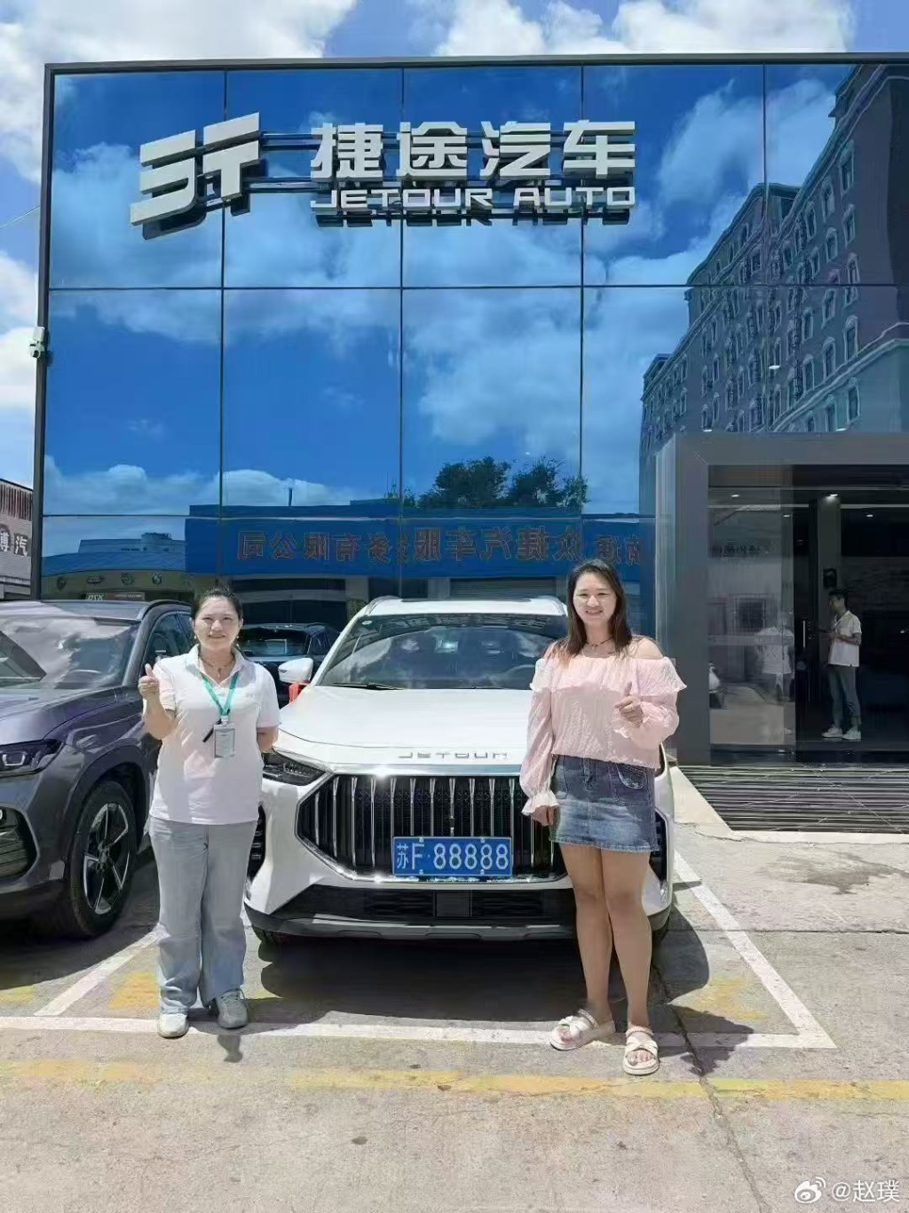江蘇南通楊女士抽中罕見的「88888」車牌。微博@趙璞 江蘇南通楊女士抽中罕見的「88888」車牌。微博@趙璞
