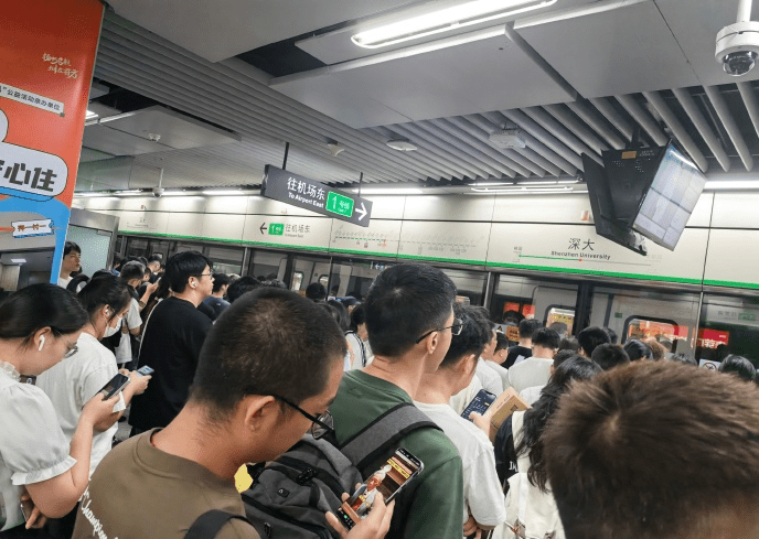 深圳地鐵1號線,早上繁忙時段出故障,多站滯留大量乘客。 深圳地鐵1號線,早上繁忙時段出故障,多站滯留大量乘客。