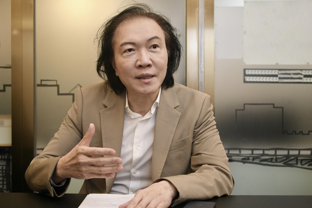 陳文輝認為,很多人有誤解,覺得買整幢舊酒店來改裝,一定比從零開始建設更省錢,但現實恰恰相反。 陳文輝認為,很多人有誤解,覺得買整幢舊酒店來改裝,一定比從零開始建設更省錢,但現實恰恰相反。