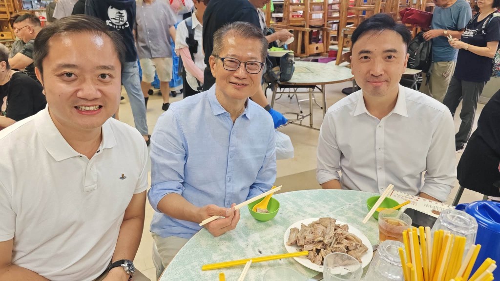 財政司司長陳茂波表示，今日全港洋溢著熱烈的節日氣氛。陳茂波FB圖片