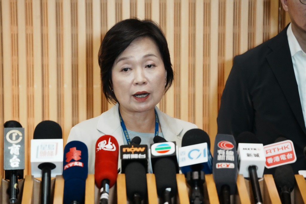 蔡若蓮代表教育局向各位家長造成不便深表歉意。 蔡若蓮代表教育局向各位家長造成不便深表歉意。
