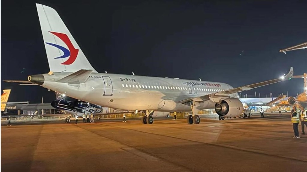 首架C919客機從上海虹橋機場飛往新加坡。 央視