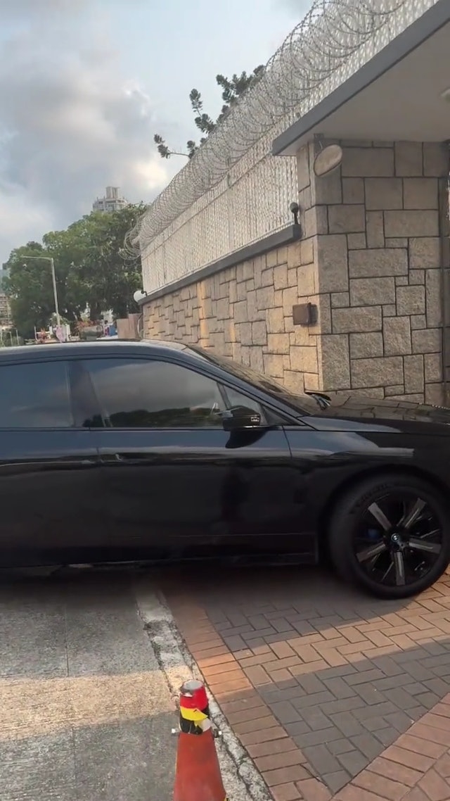 周潤發駕車返家。
