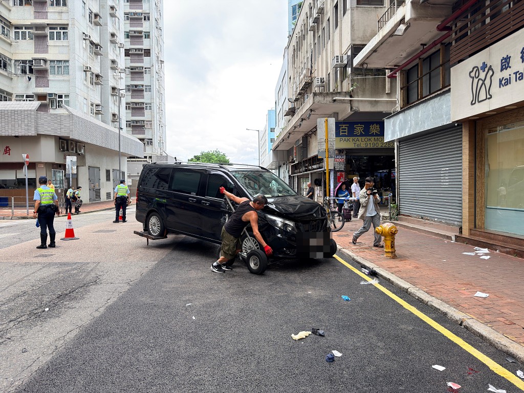 肇事客貨車被移走。梁國峰攝 肇事客貨車被移走。梁國峰攝