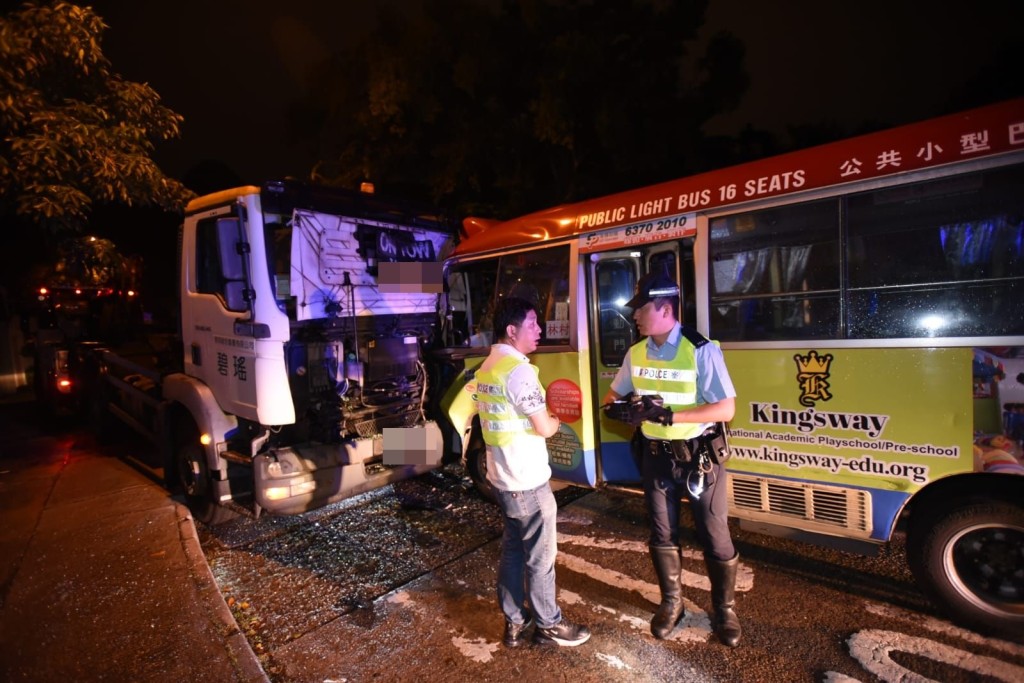 拖車與小巴於林錦公路近荃錦公路迴旋處附近發生相撞。