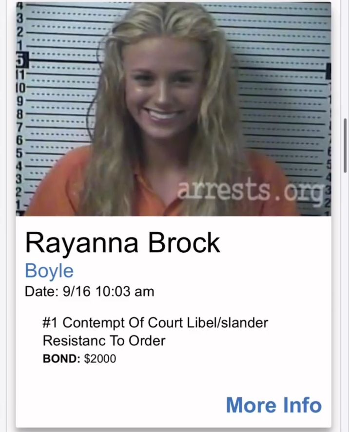 Rayanna被捕相，每一张都好好笑容。