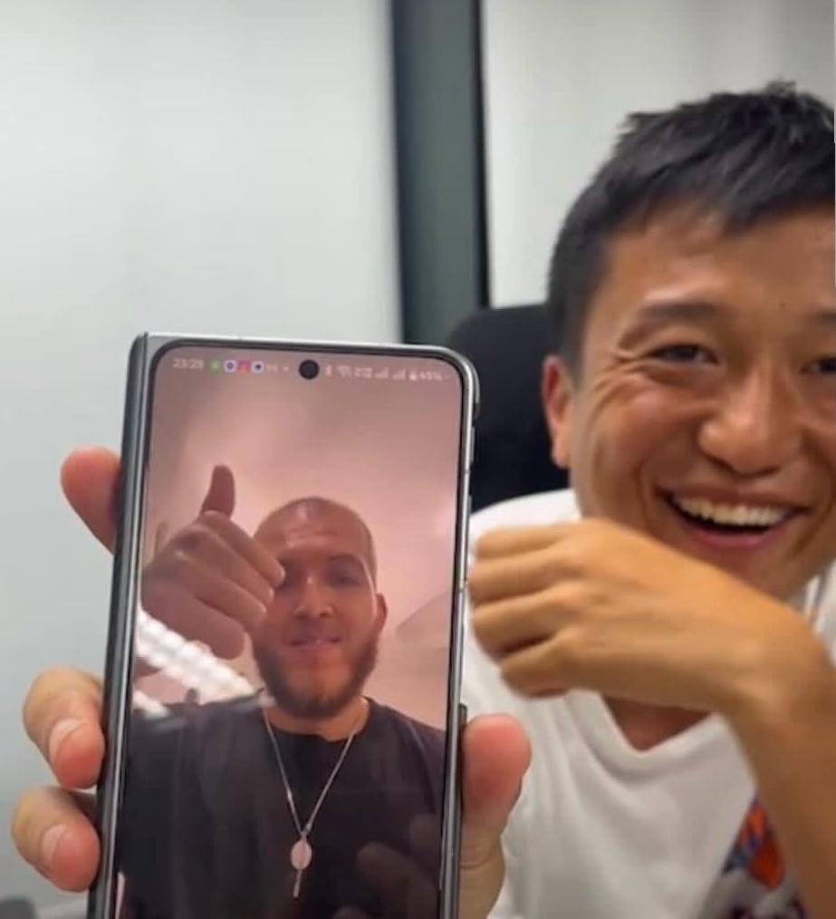 王至尊在直播上與鄧達思連線。直播截圖 王至尊在直播上與鄧達思連線。直播截圖