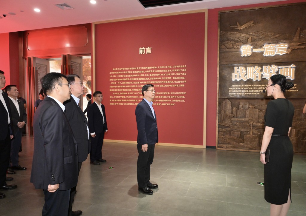 李家超(右二)參觀展覽。政府新聞處 李家超(右二)參觀展覽。政府新聞處