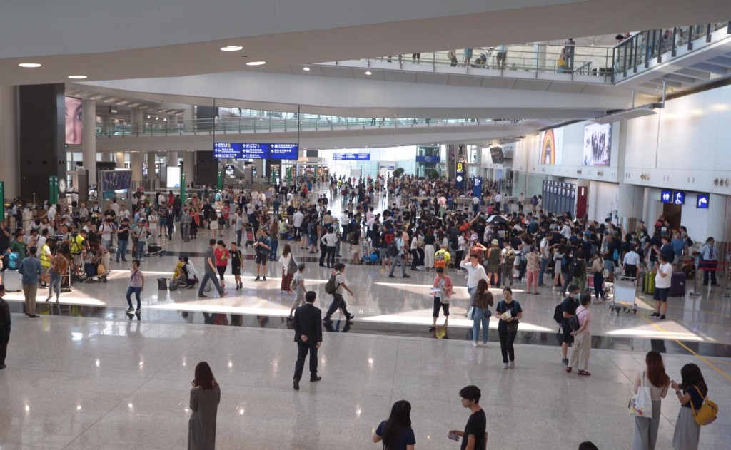 集会在接机的抵港大堂举行。