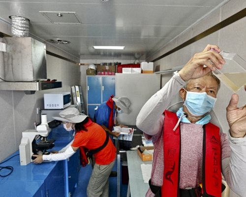 漁護署人員會定期抽取養殖場水質樣本進行監測。蘇正謙攝