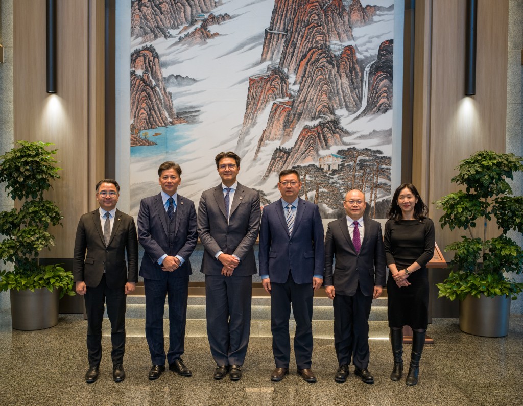 大律師公會代表團到訪國務院國有資產監督管理委員會。右三為國務院國資委法規局副局長盧建勛，左三為大律師公會主席、資深大律師毛樂禮；左二為大律師公會副主席、資深大律師許紹鼎；右一為大律師工會副主席、資深大律師薛日華；左一為公會名譽秘書及財政嚴永錚。