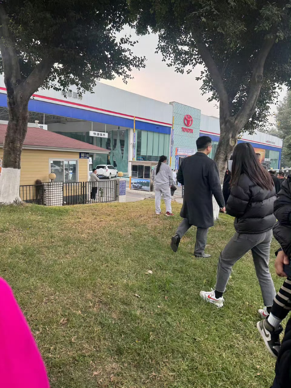 成都漢炸汽車銷售店1死4傷。