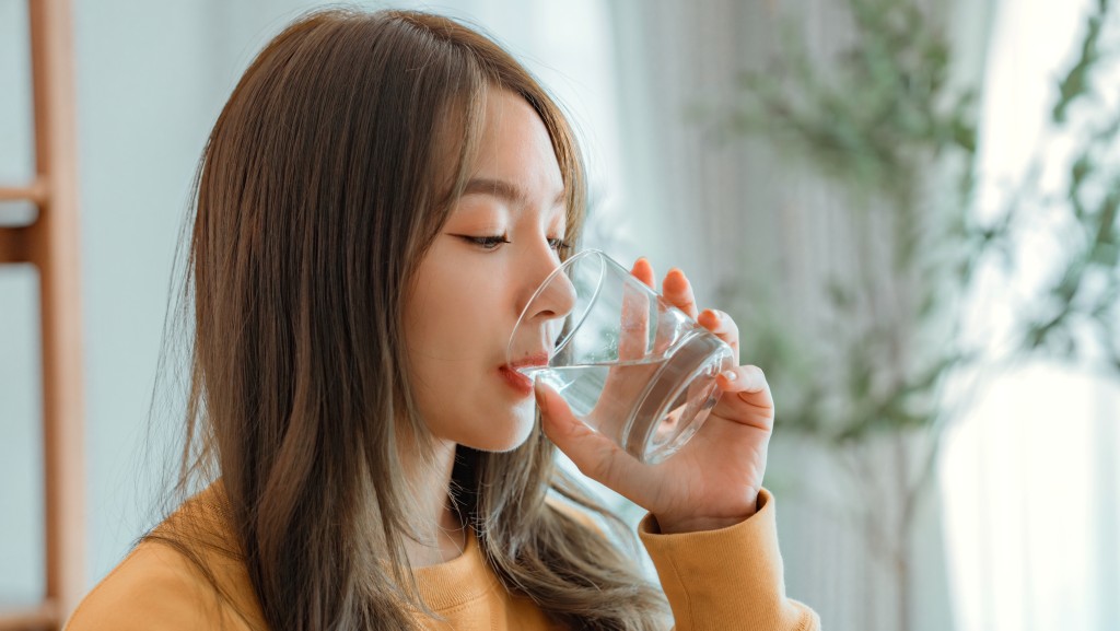 飲水身體好?女子日飲3L水致尿頻失眠/精神差 醫生揭飲水黃金公式