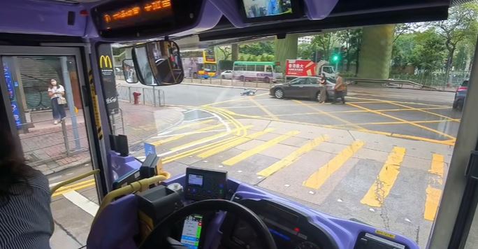 男司機亦落車查看，其間傷者倒地後沒有反應。fb 車cam L（香港群組）  