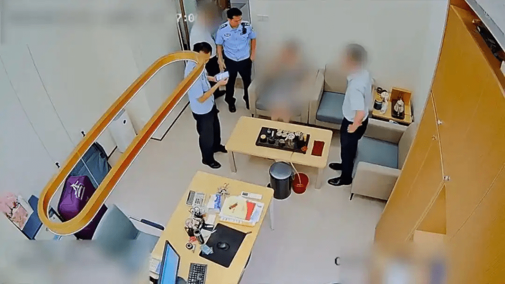 民警和銀行工作人員一起對林女士(化名)進行勸阻。 民警和銀行工作人員一起對林女士(化名)進行勸阻。