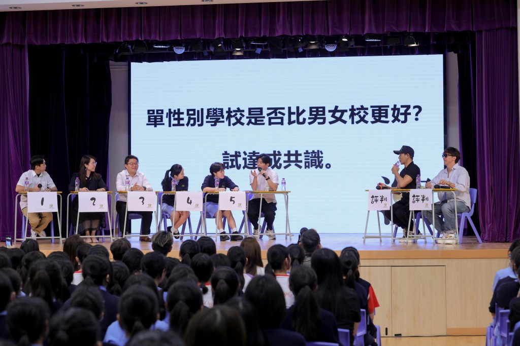 古天乐谓：「嗰时放学成日都走去女校𥄫女，女校嗰度有个明星，所以好好奇，自己比较锺意男女校。」