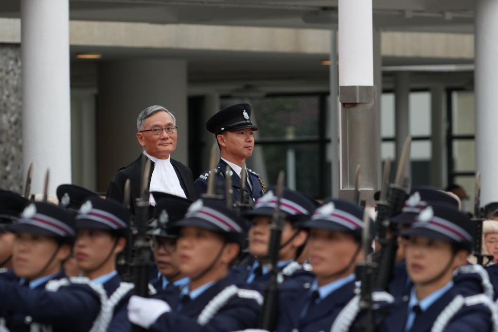 张举能在爱丁堡广场检阅香港警察仪仗队。刘骏轩摄