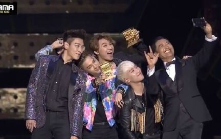 周潤發當年在MAMA頒大獎給BIGBANG。 周潤發當年在MAMA頒大獎給BIGBANG。