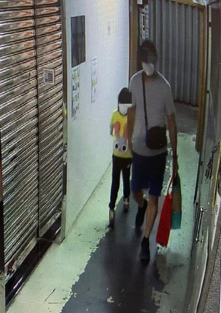 一名男子带同女童，将Goofy弃于兔协门前。香港兔友协会fb图片