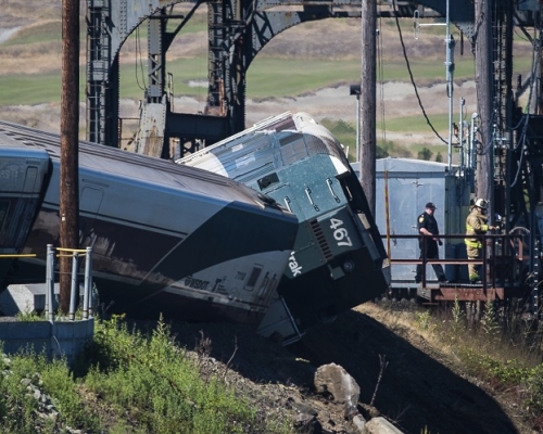 列車出軌橫臥草地。AP圖片