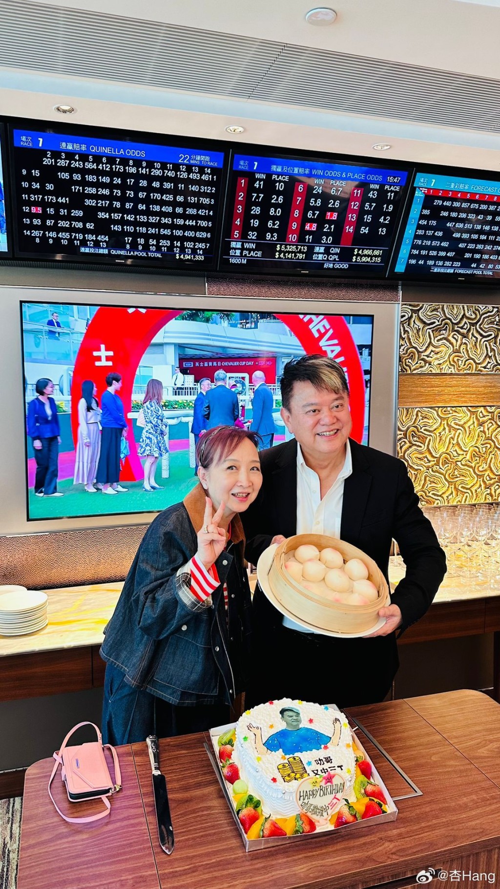 黃杏秀陪陳百祥在馬場包廂甜蜜賀壽兼歎壽桃。 黃杏秀陪陳百祥在馬場包廂甜蜜賀壽兼歎壽桃。