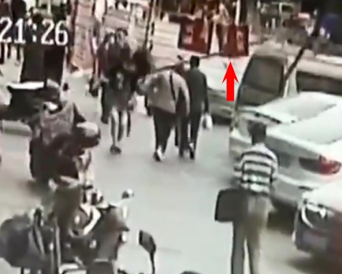鬧市天降鋼管,撃中兩名路人,其中一人身亡。(網圖)