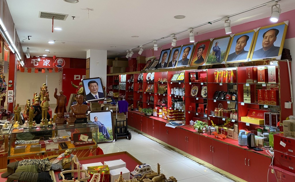 商店到处都有毛主席，也有习主席画像。　星岛记者摄