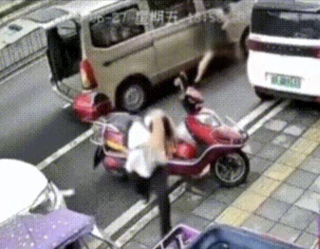 貴陽街頭兩把菜刀突然從天而降,險砸中路人。大風新聞 貴陽街頭兩把菜刀突然從天而降,險砸中路人。大風新聞
