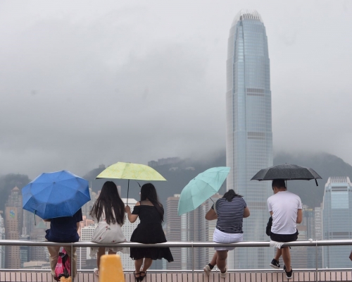 天文台預料本港今日大致多雲,間中有狂風驟雨,有幾陣雷暴。