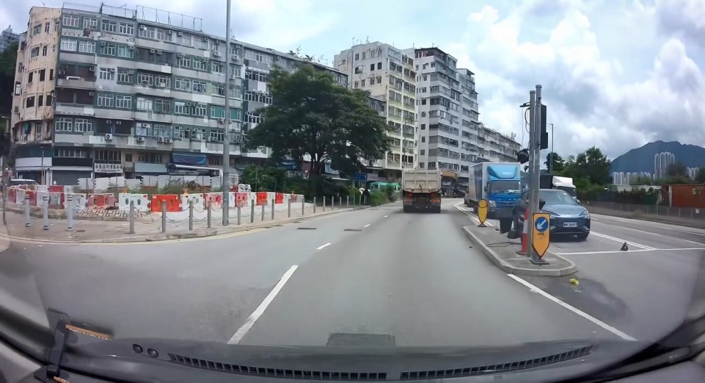 交通燈被泥頭車的面板撞甩,零件彈落鄰線的私家車車頭冚。Threads@kevinchung片段截圖 交通燈被泥頭車的面板撞甩,零件彈落鄰線的私家車車頭冚。Threads@kevinchung片段截圖