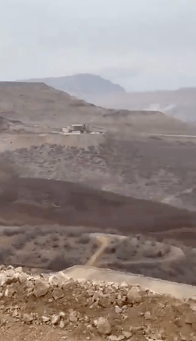 网上流传一段矿场坍塌时景象的影片，大片泥土（深棕色部分）从山坡上倾倒流下。