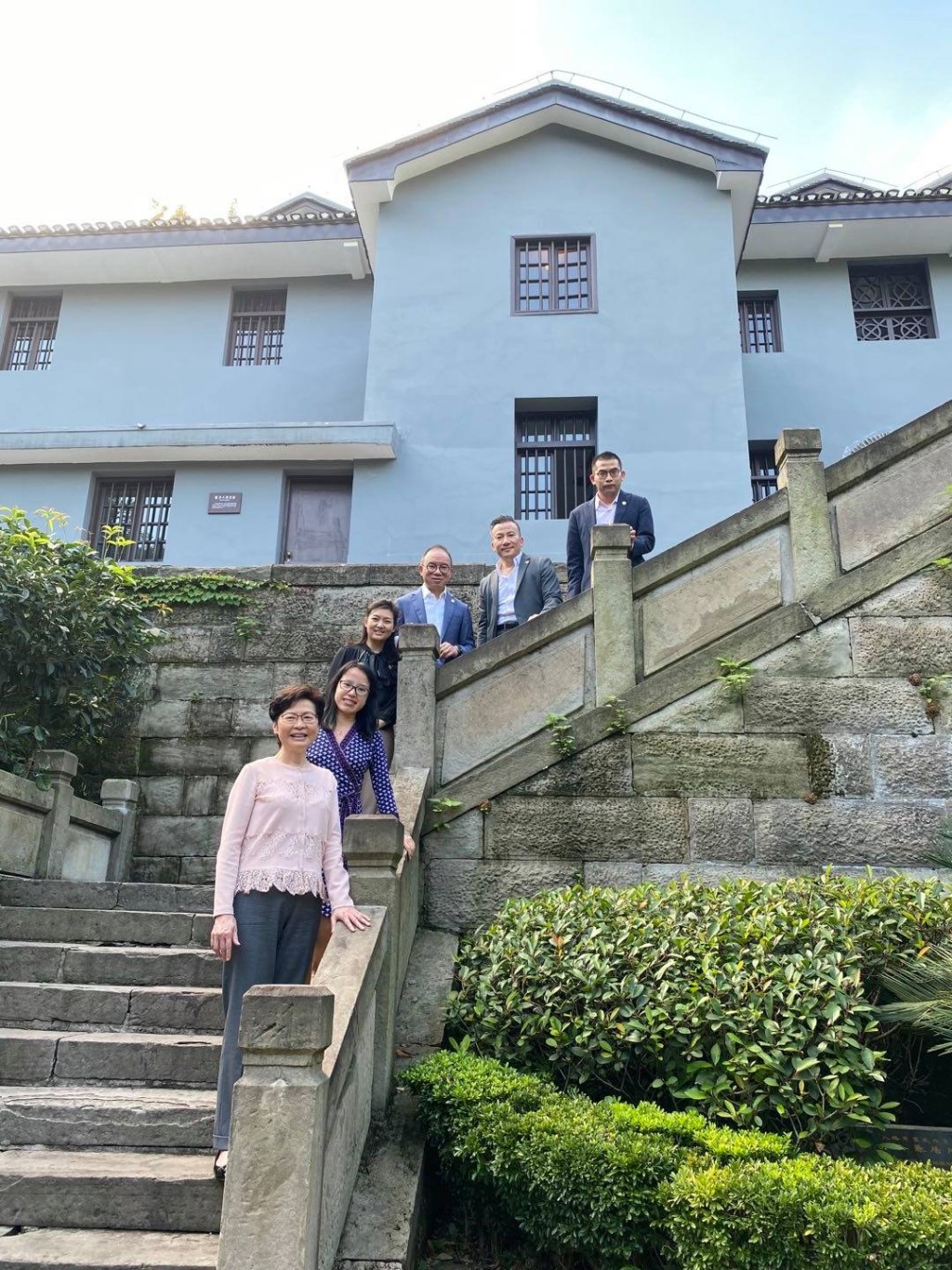 林鄭月娥與數名政府同事在紅岩革命紀念館外拍照。林鄭月娥fb圖片