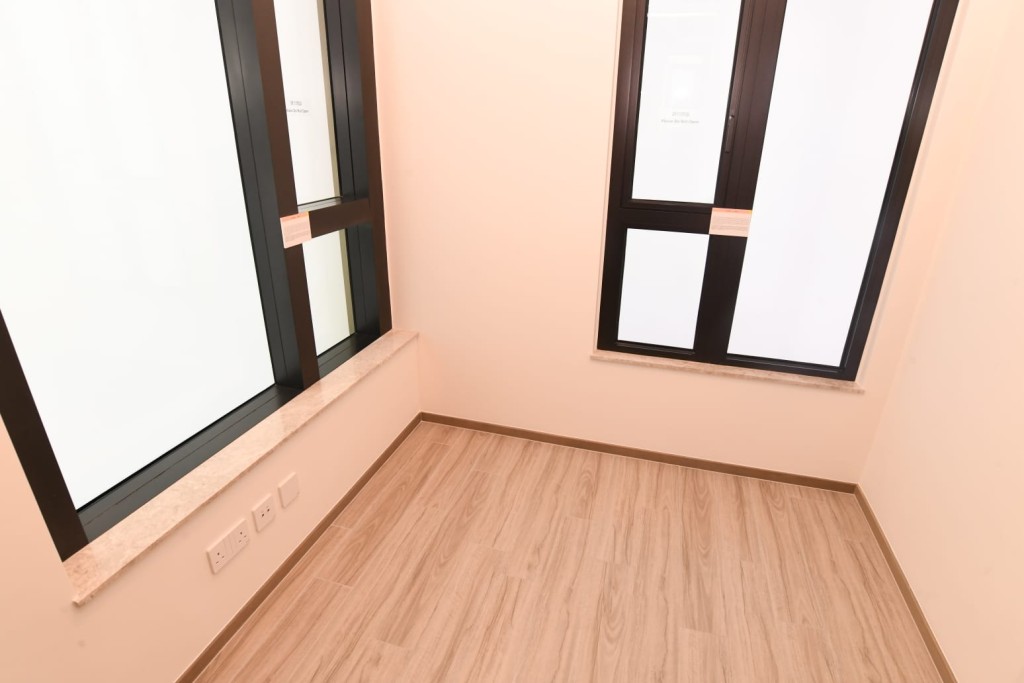 睡房間隔方正實用，擁有與客廳同向的大玻璃窗，有足夠空間放置雙人睡床及衣櫃。