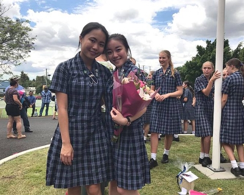 陳嘉穎(右)曾就讀位於澳洲昆士蘭州的寄宿私立女校——Ipswich Girls' Grammar School。