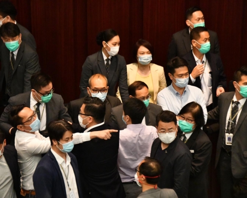 保安員在李慧琼（黃衣）身旁。