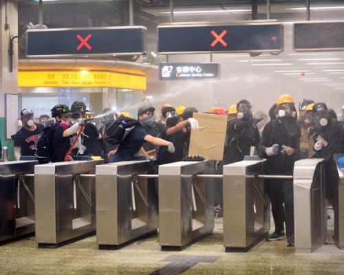 8月11日一批反修例示威者到葵芳與警方爆發衝突。 資料圖片