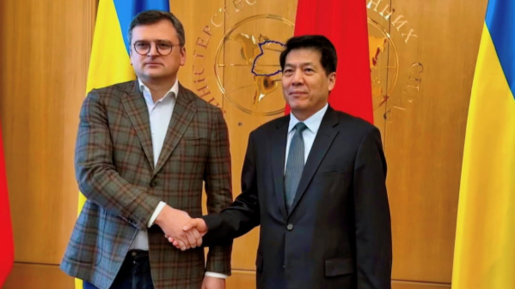 烏克蘭外長庫列巴（左）會晤中國歐亞事務特別代表李輝（右）。