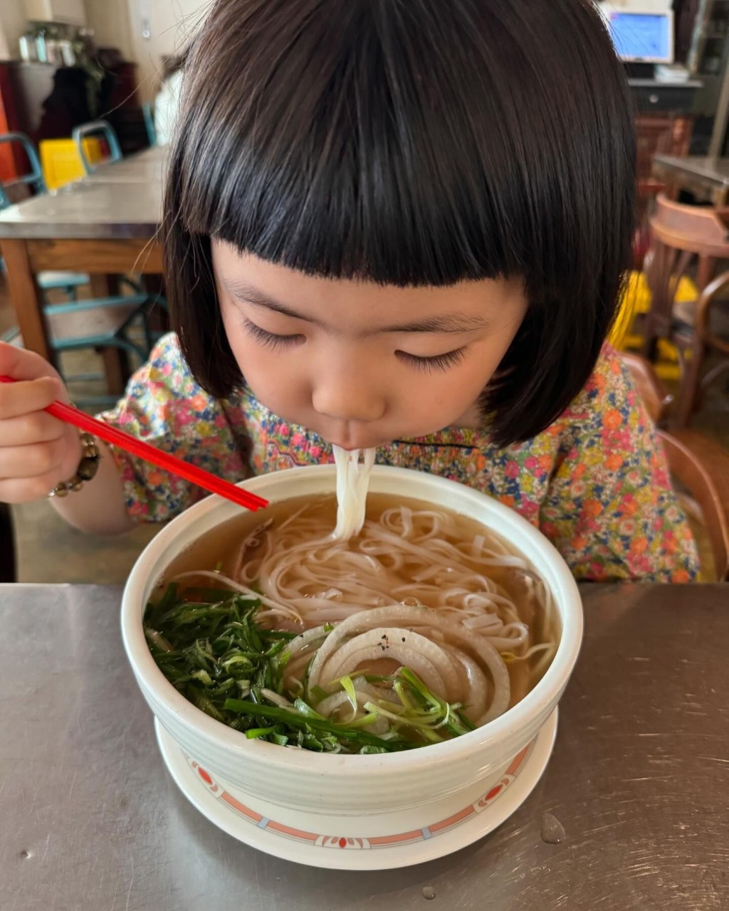 Lucy被阿媽爆食晒成碗粉。