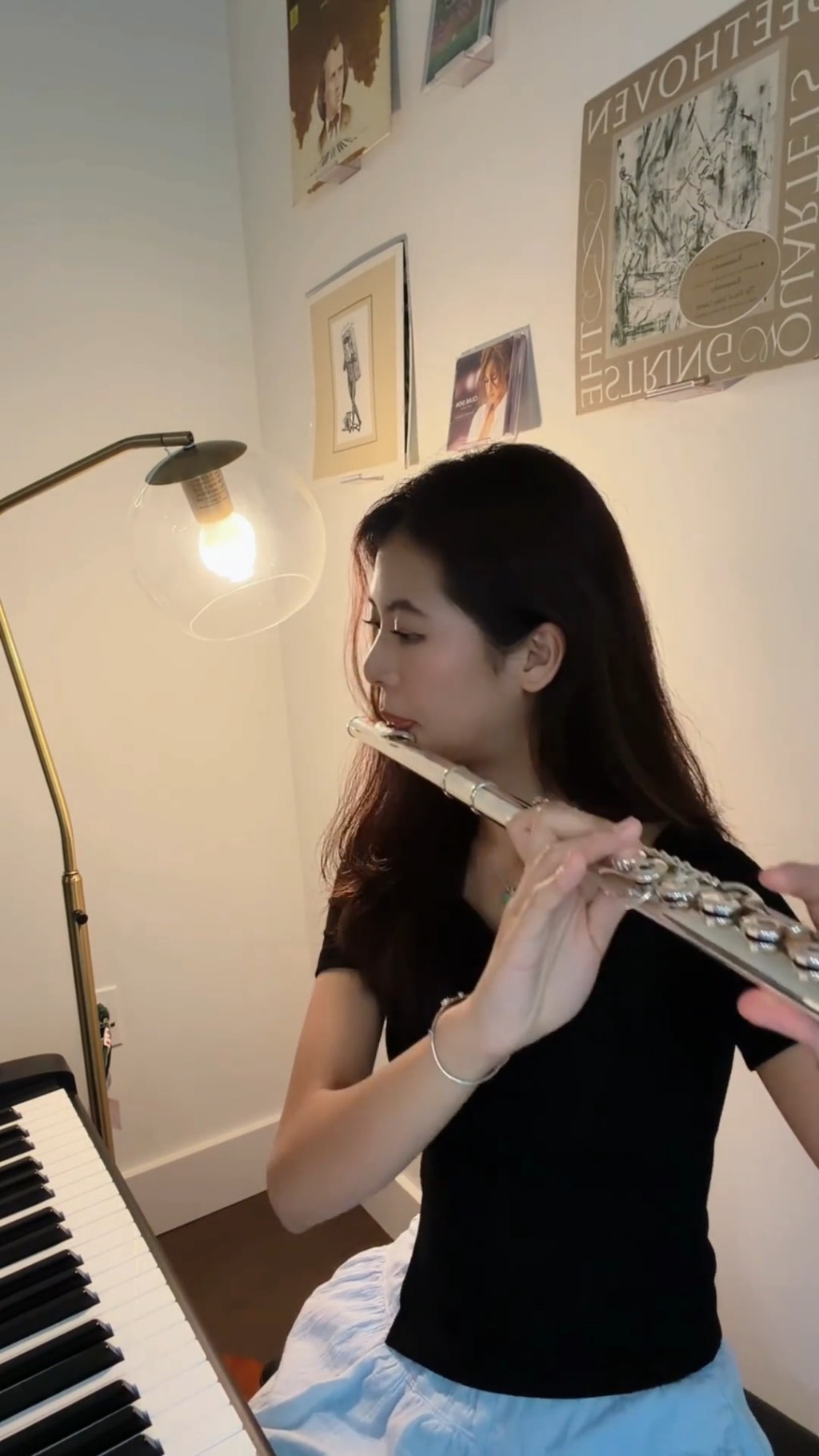 劉蒔大展音樂才華，手持長笛純熟吹奏樂曲。