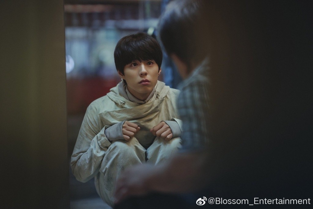 梳住《请回答1988》崔泽头的朴宝剑眼神楚楚可怜，一脸无辜，粉丝们大赞可爱。