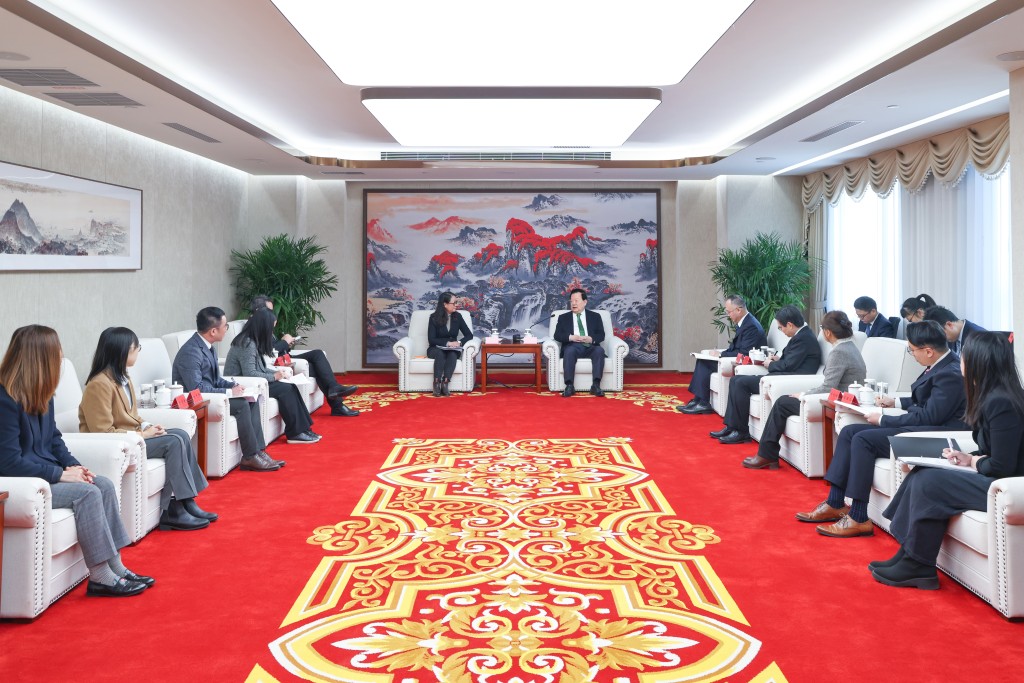 夏宝龙在北京会见廖李可期率领的新闻主任国情研修班。港澳办图片