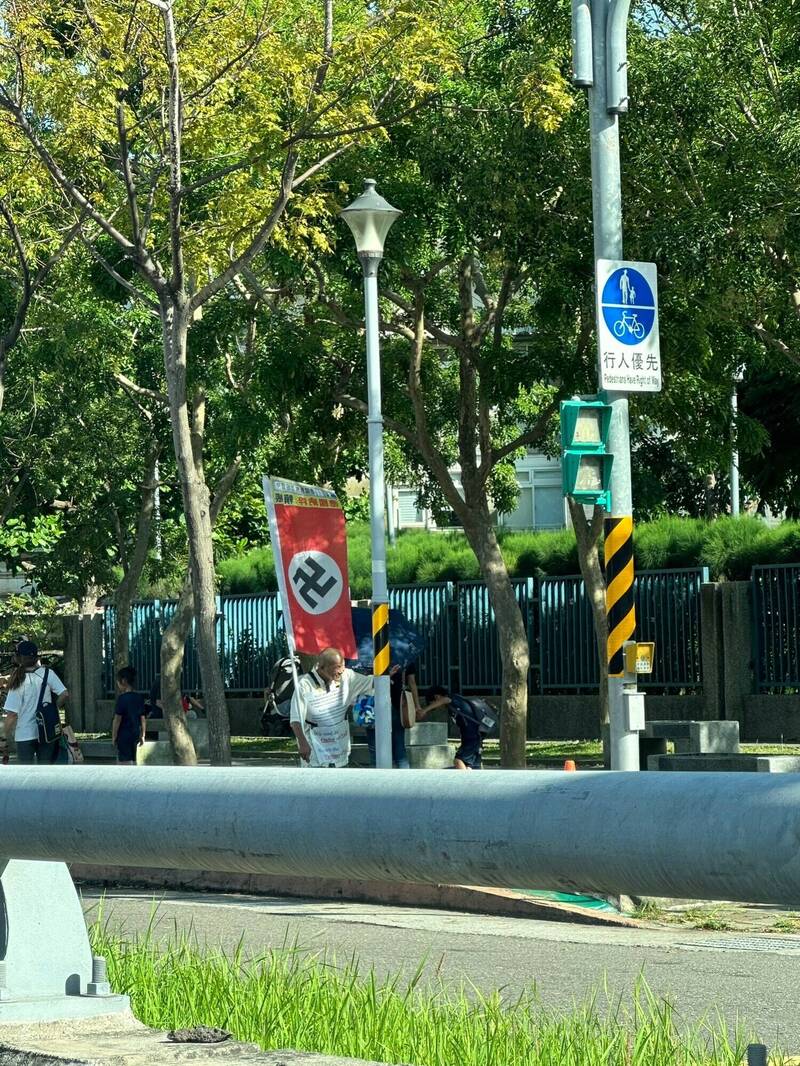 台灣過去也有民眾持納粹旗幟示威。FB
