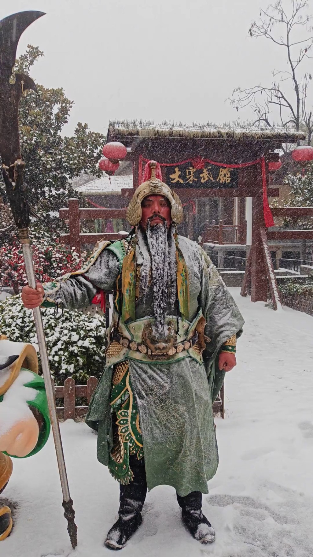 遊客走近驚揭關公原來由真人所扮。抖音@知否知否