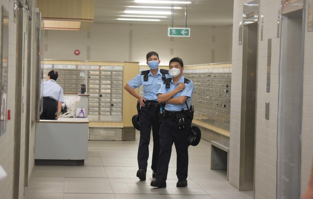 一家四口險燒炭喪命,警員到事發大廈調查。