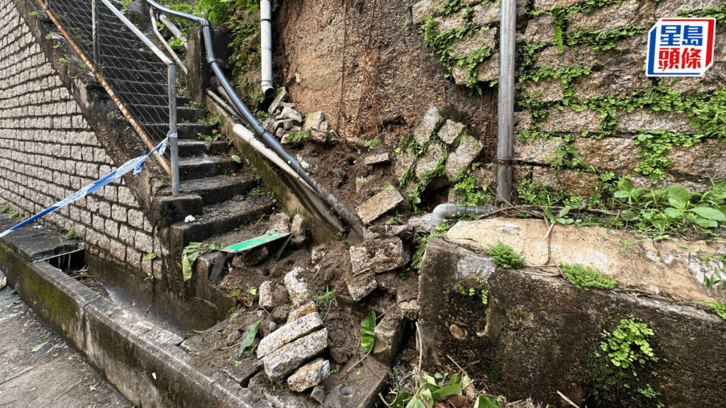 護土牆塌下壓傷唐狗。梁國峰攝