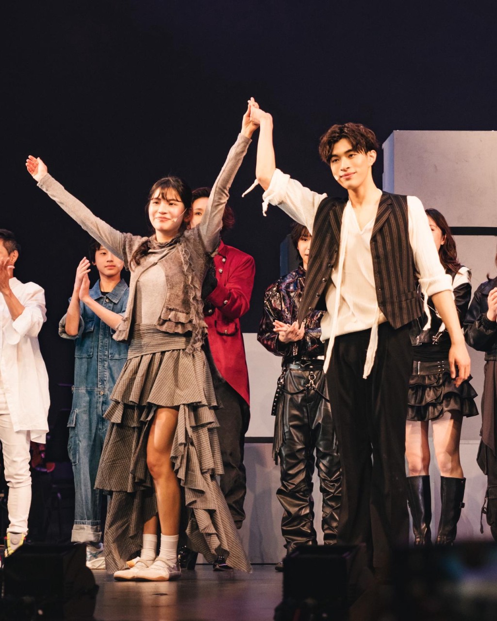 Kakit 和 So Ching唱跳出多首原創歌曲。