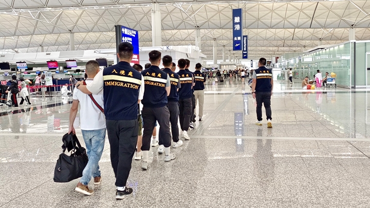 入境處過去執行遣返行動。