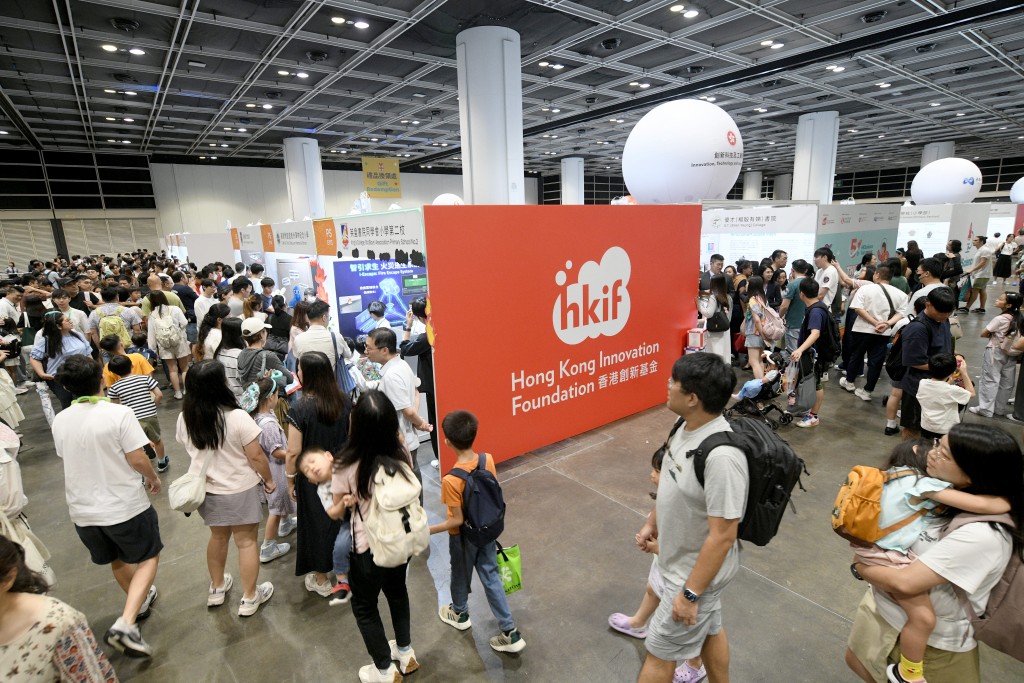 會場五大互動專區人潮不絕，一家大小踴躍參與。陳浩元攝